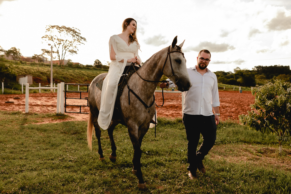 ENSAIO PRÉ-WEDDING HARAS EM PIRATININGA-SP | PRÉ CASAMENTO HARAS PIRATININGA-SP |  ENSAIO DE CASAL PIRATININGA-SP | ENSAIO DE CASAL EM HARAS | FOTOS CASAL NO POR DO SOL | FOTOGRAFO DE CASAMENTO BAURU-SP | FOTOGRAFO EM BAURU-SP | HARAS | HARAS PIRATININGA-