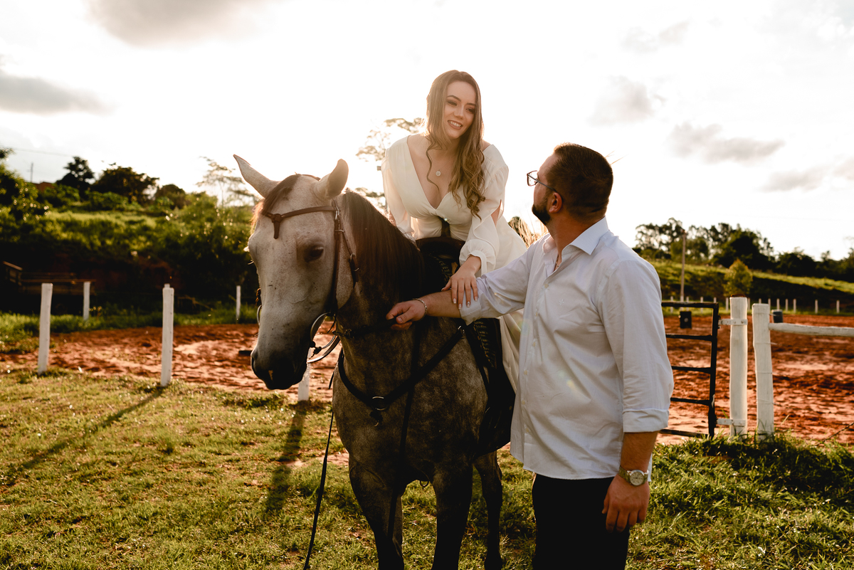 ENSAIO PRÉ-WEDDING HARAS EM PIRATININGA-SP | PRÉ CASAMENTO HARAS PIRATININGA-SP |  ENSAIO DE CASAL PIRATININGA-SP | ENSAIO DE CASAL EM HARAS | FOTOS CASAL NO POR DO SOL | FOTOGRAFO DE CASAMENTO BAURU-SP | FOTOGRAFO EM BAURU-SP | HARAS | HARAS PIRATININGA-