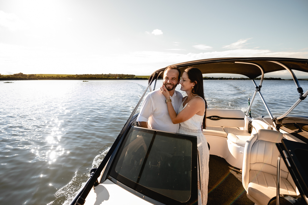 ENSAIO PRÉ-WEDDING EM LANCHA ITAPUÍ-SP | PRÉ CASAMENTO EM LANCHA MARINA POUSADA DO SOL ITAPUÍ-SP |  ENSAIO DE CASAL MARINA POUSADA DO SOL ITAPUÍ-SP | ENSAIO DE CASAL EM LANCHA | FOTOS CASAL NO POR DO SOL | FOTOGRAFO DE CASAMENTO BAURU-SP | FOTOGRAFO EM BA