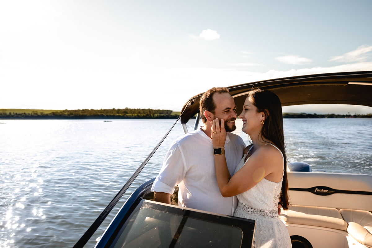 ENSAIO PRÉ-WEDDING EM LANCHA ITAPUÍ-SP | PRÉ CASAMENTO EM LANCHA MARINA POUSADA DO SOL ITAPUÍ-SP |  ENSAIO DE CASAL MARINA POUSADA DO SOL ITAPUÍ-SP | ENSAIO DE CASAL EM LANCHA | FOTOS CASAL NO POR DO SOL | FOTOGRAFO DE CASAMENTO BAURU-SP | FOTOGRAFO EM BA
