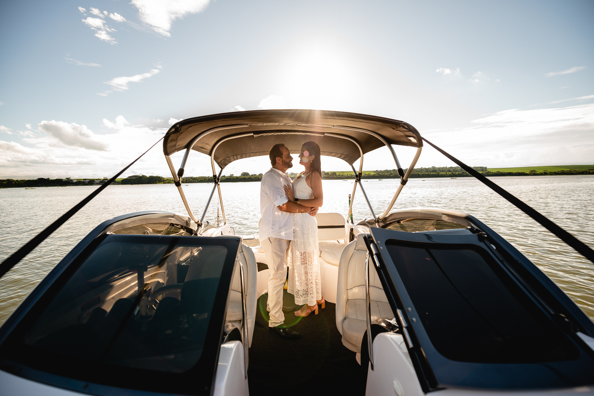 ENSAIO PRÉ-WEDDING EM LANCHA ITAPUÍ-SP | PRÉ CASAMENTO EM LANCHA MARINA POUSADA DO SOL ITAPUÍ-SP |  ENSAIO DE CASAL MARINA POUSADA DO SOL ITAPUÍ-SP | ENSAIO DE CASAL EM LANCHA | FOTOS CASAL NO POR DO SOL | FOTOGRAFO DE CASAMENTO BAURU-SP | FOTOGRAFO EM BA