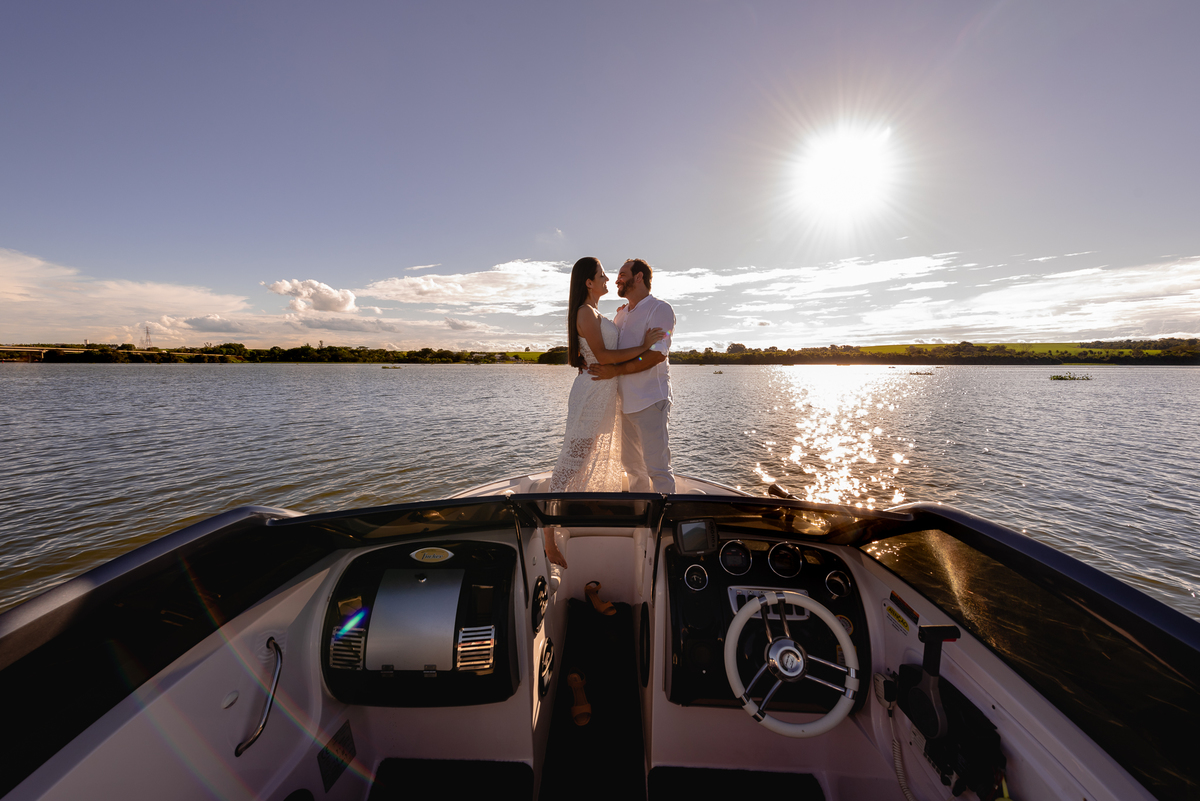 ENSAIO PRÉ-WEDDING EM LANCHA ITAPUÍ-SP | PRÉ CASAMENTO EM LANCHA MARINA POUSADA DO SOL ITAPUÍ-SP |  ENSAIO DE CASAL MARINA POUSADA DO SOL ITAPUÍ-SP | ENSAIO DE CASAL EM LANCHA | FOTOS CASAL NO POR DO SOL | FOTOGRAFO DE CASAMENTO BAURU-SP | FOTOGRAFO EM BA