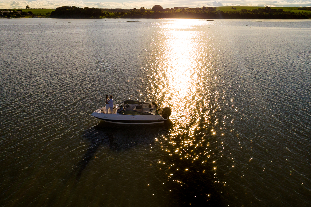 ENSAIO PRÉ-WEDDING EM LANCHA ITAPUÍ-SP | PRÉ CASAMENTO EM LANCHA MARINA POUSADA DO SOL ITAPUÍ-SP |  ENSAIO DE CASAL MARINA POUSADA DO SOL ITAPUÍ-SP | ENSAIO DE CASAL EM LANCHA | FOTOS CASAL NO POR DO SOL | FOTOGRAFO DE CASAMENTO BAURU-SP | FOTOGRAFO EM BA