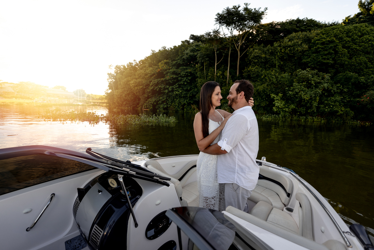 ENSAIO PRÉ-WEDDING EM LANCHA ITAPUÍ-SP | PRÉ CASAMENTO EM LANCHA MARINA POUSADA DO SOL ITAPUÍ-SP |  ENSAIO DE CASAL MARINA POUSADA DO SOL ITAPUÍ-SP | ENSAIO DE CASAL EM LANCHA | FOTOS CASAL NO POR DO SOL | FOTOGRAFO DE CASAMENTO BAURU-SP | FOTOGRAFO EM BA