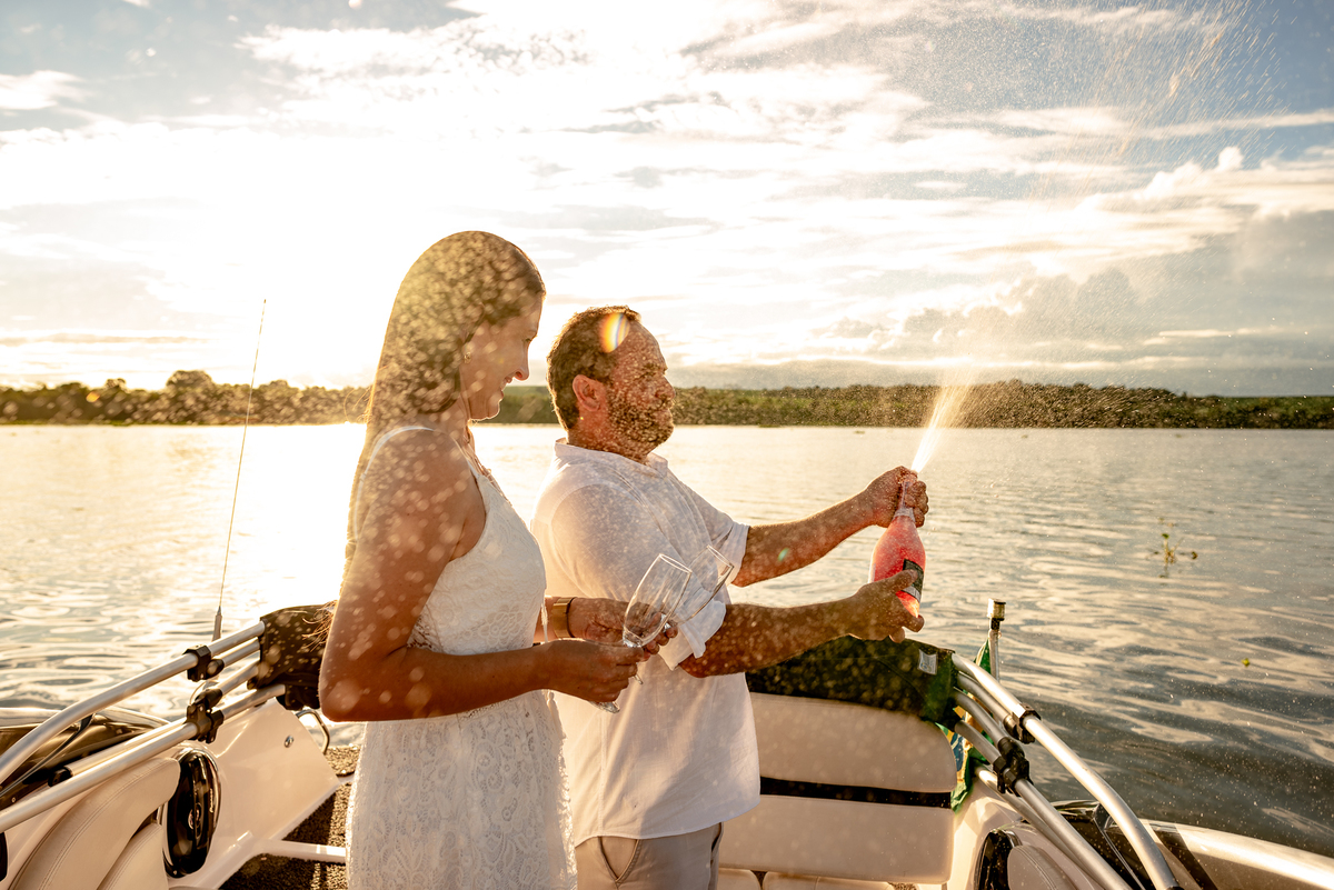ENSAIO PRÉ-WEDDING EM LANCHA ITAPUÍ-SP | PRÉ CASAMENTO EM LANCHA MARINA POUSADA DO SOL ITAPUÍ-SP |  ENSAIO DE CASAL MARINA POUSADA DO SOL ITAPUÍ-SP | ENSAIO DE CASAL EM LANCHA | FOTOS CASAL NO POR DO SOL | FOTOGRAFO DE CASAMENTO BAURU-SP | FOTOGRAFO EM BA