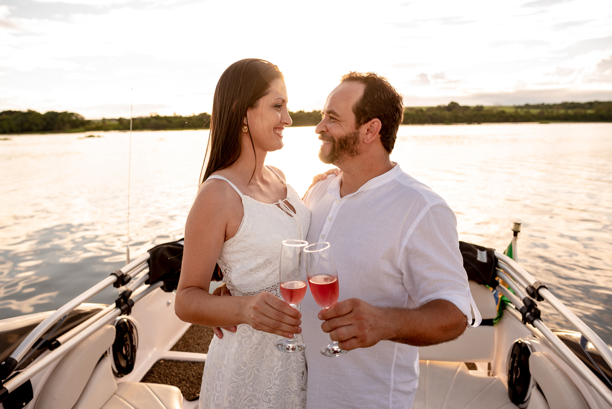 ENSAIO PRÉ-WEDDING EM LANCHA ITAPUÍ-SP | PRÉ CASAMENTO EM LANCHA MARINA POUSADA DO SOL ITAPUÍ-SP |  ENSAIO DE CASAL MARINA POUSADA DO SOL ITAPUÍ-SP | ENSAIO DE CASAL EM LANCHA | FOTOS CASAL NO POR DO SOL | FOTOGRAFO DE CASAMENTO BAURU-SP | FOTOGRAFO EM BA
