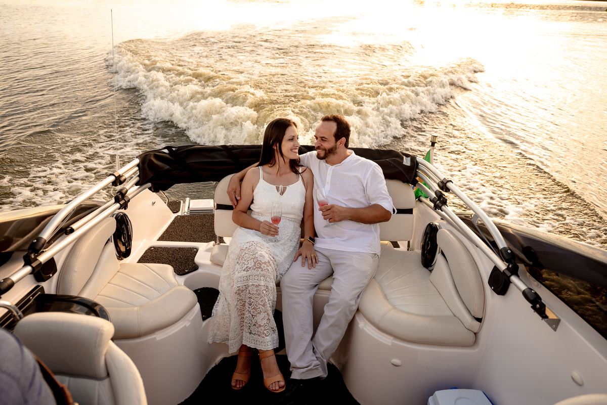 ENSAIO PRÉ-WEDDING EM LANCHA ITAPUÍ-SP | PRÉ CASAMENTO EM LANCHA MARINA POUSADA DO SOL ITAPUÍ-SP |  ENSAIO DE CASAL MARINA POUSADA DO SOL ITAPUÍ-SP | ENSAIO DE CASAL EM LANCHA | FOTOS CASAL NO POR DO SOL | FOTOGRAFO DE CASAMENTO BAURU-SP | FOTOGRAFO EM BA