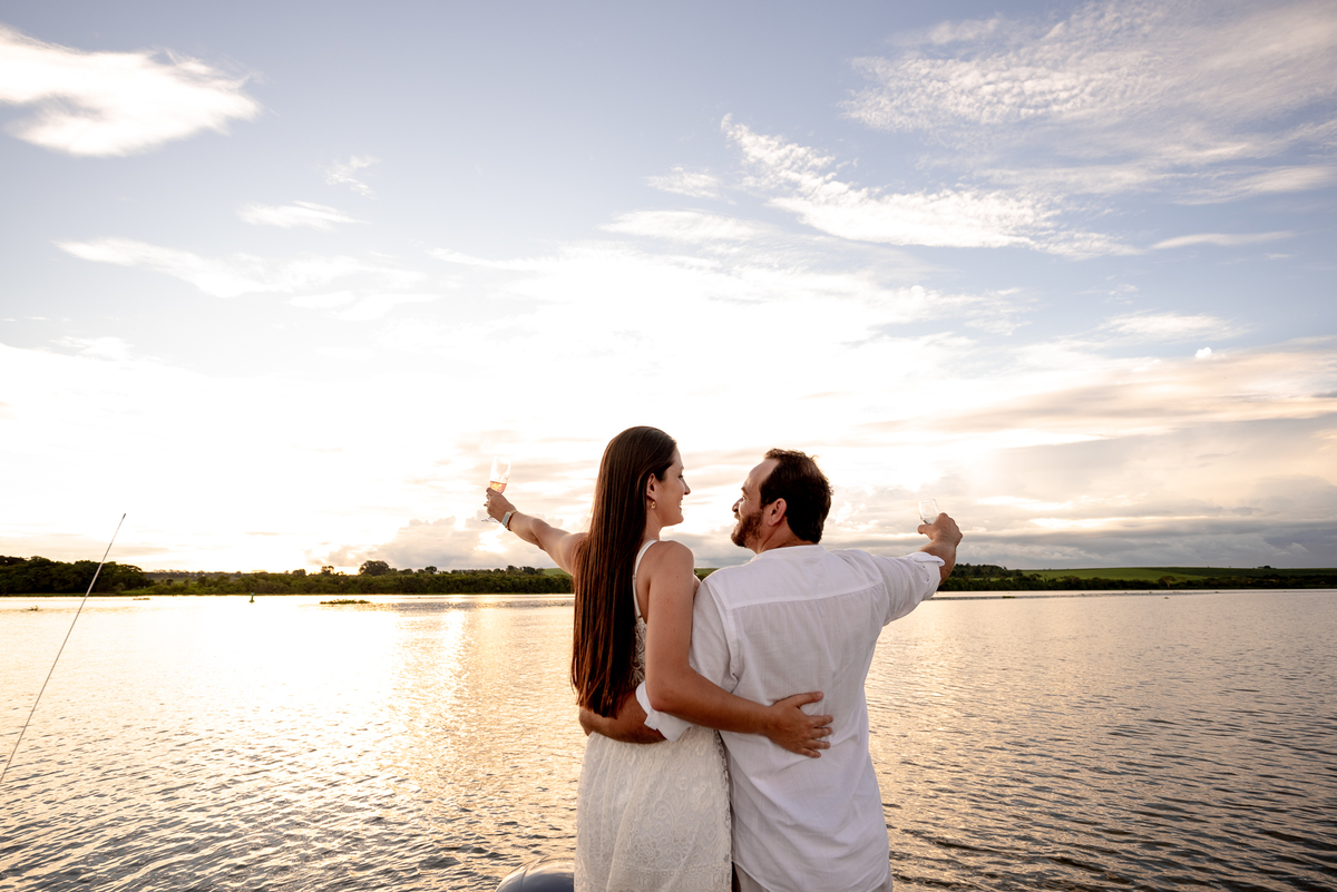 ENSAIO PRÉ-WEDDING EM LANCHA ITAPUÍ-SP | PRÉ CASAMENTO EM LANCHA MARINA POUSADA DO SOL ITAPUÍ-SP |  ENSAIO DE CASAL MARINA POUSADA DO SOL ITAPUÍ-SP | ENSAIO DE CASAL EM LANCHA | FOTOS CASAL NO POR DO SOL | FOTOGRAFO DE CASAMENTO BAURU-SP | FOTOGRAFO EM BA