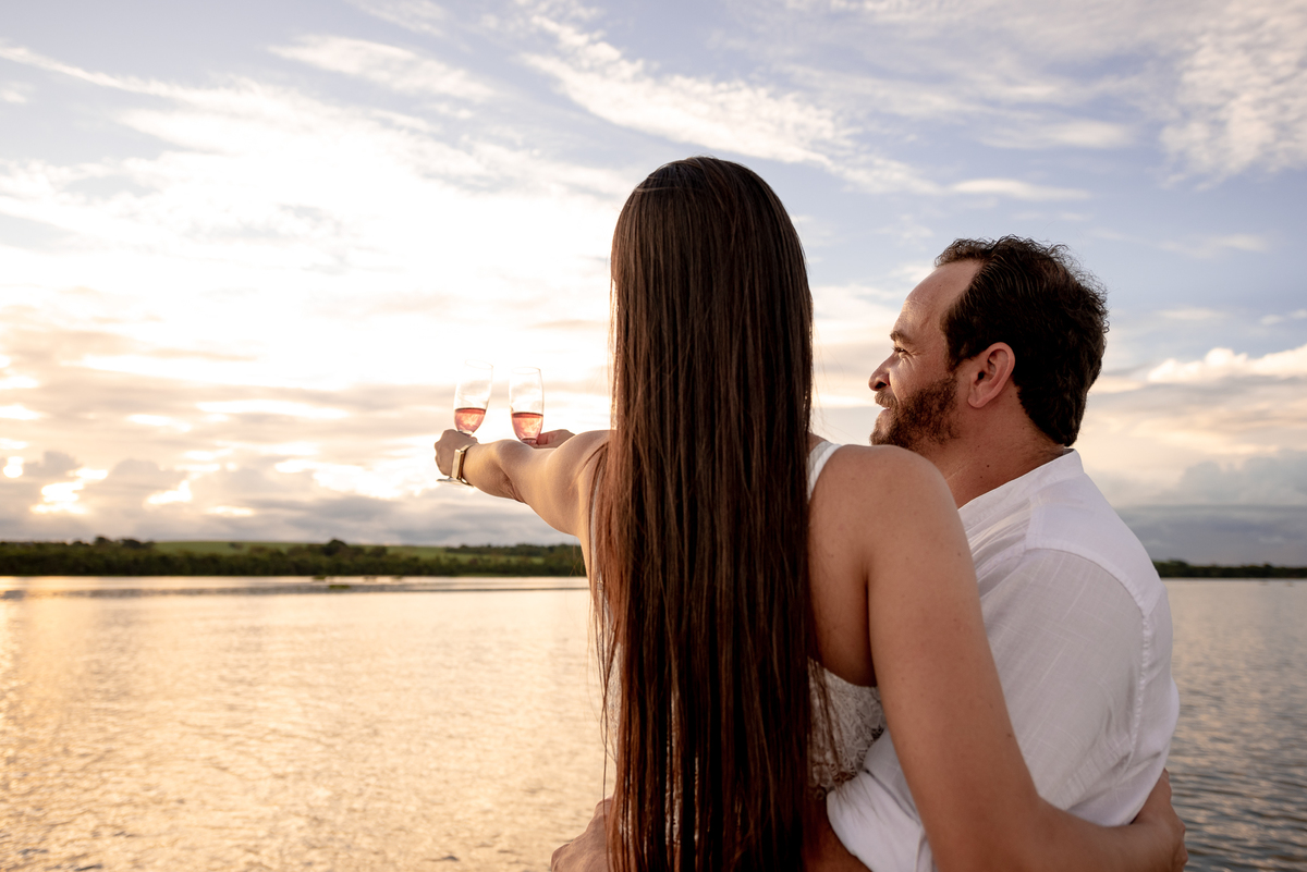 ENSAIO PRÉ-WEDDING EM LANCHA ITAPUÍ-SP | PRÉ CASAMENTO EM LANCHA MARINA POUSADA DO SOL ITAPUÍ-SP |  ENSAIO DE CASAL MARINA POUSADA DO SOL ITAPUÍ-SP | ENSAIO DE CASAL EM LANCHA | FOTOS CASAL NO POR DO SOL | FOTOGRAFO DE CASAMENTO BAURU-SP | FOTOGRAFO EM BA