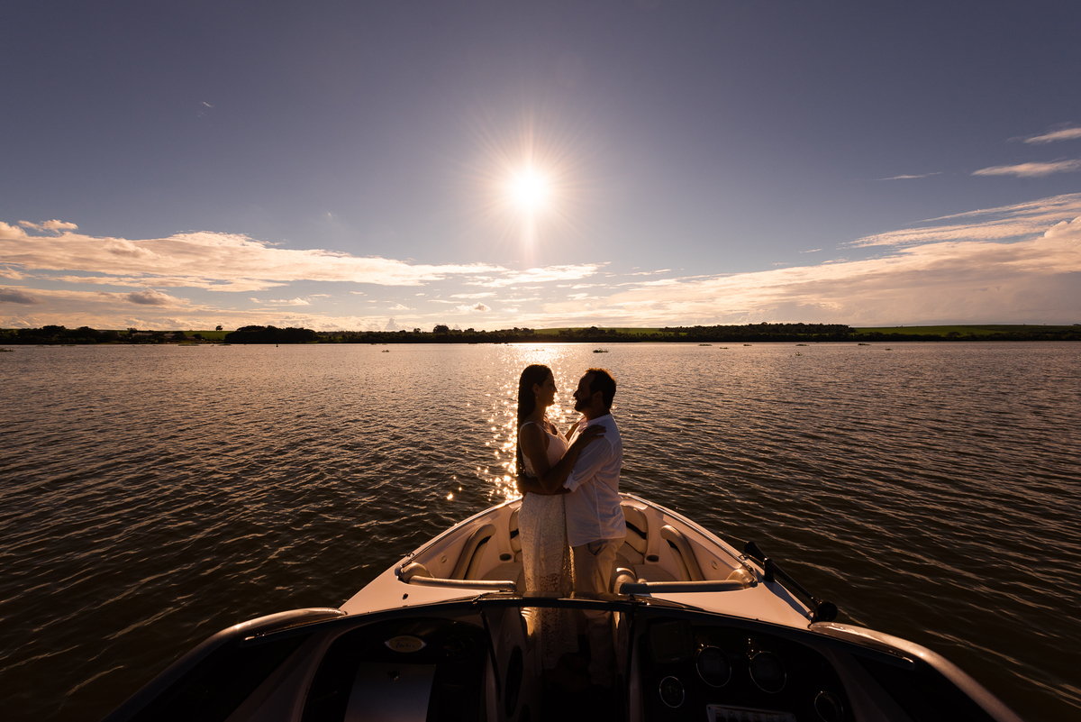 ENSAIO PRÉ-WEDDING EM LANCHA ITAPUÍ-SP | PRÉ CASAMENTO EM LANCHA MARINA POUSADA DO SOL ITAPUÍ-SP |  ENSAIO DE CASAL MARINA POUSADA DO SOL ITAPUÍ-SP | ENSAIO DE CASAL EM LANCHA | FOTOS CASAL NO POR DO SOL | FOTOGRAFO DE CASAMENTO BAURU-SP | FOTOGRAFO EM BA