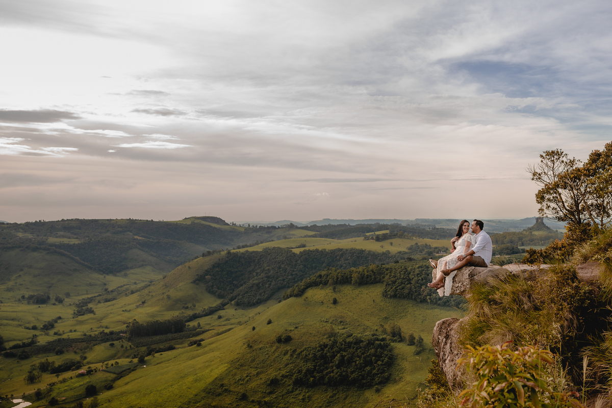 ENSAIO PRÉ-WEDDING MORRO DO GAVIÃO | PRÉ CASAMENTO MORRO DO GAVIÃO |  ENSAIO DE CASAL EM RIBEIRÃO CLARO | ENSAIO DE CASAL | FOTOS CASAL NO POR DO SOL | FOTOGRAFO DE CASAMENTO BAURU-SP | FOTOGRAFO EM BAURU-SP | ENSAIO PRÉ WEDDING NO POR DO SOL  | ENSAIO CA