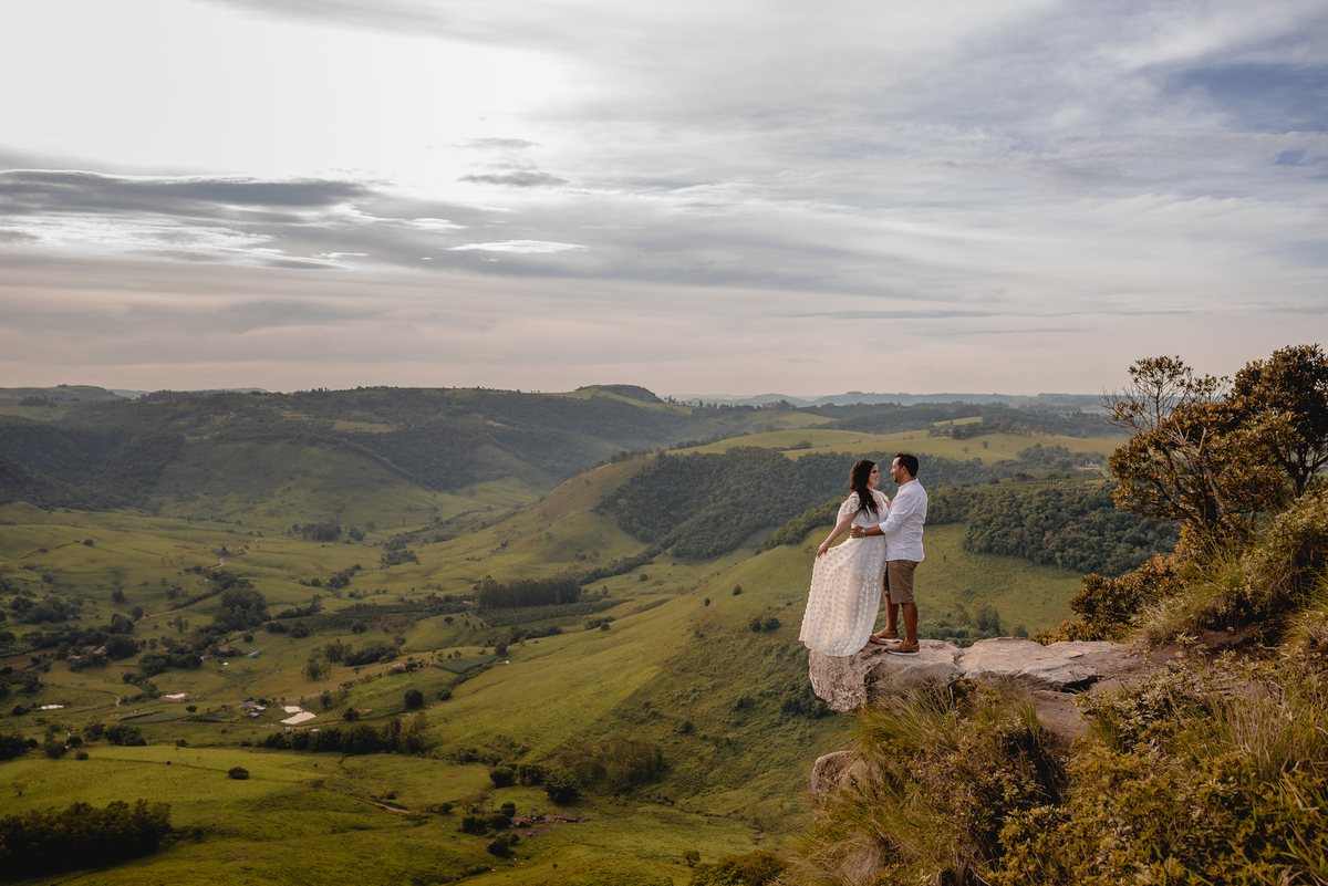 ENSAIO PRÉ-WEDDING MORRO DO GAVIÃO | PRÉ CASAMENTO MORRO DO GAVIÃO |  ENSAIO DE CASAL EM RIBEIRÃO CLARO | ENSAIO DE CASAL | FOTOS CASAL NO POR DO SOL | FOTOGRAFO DE CASAMENTO BAURU-SP | FOTOGRAFO EM BAURU-SP | ENSAIO PRÉ WEDDING NO POR DO SOL  | ENSAIO CA