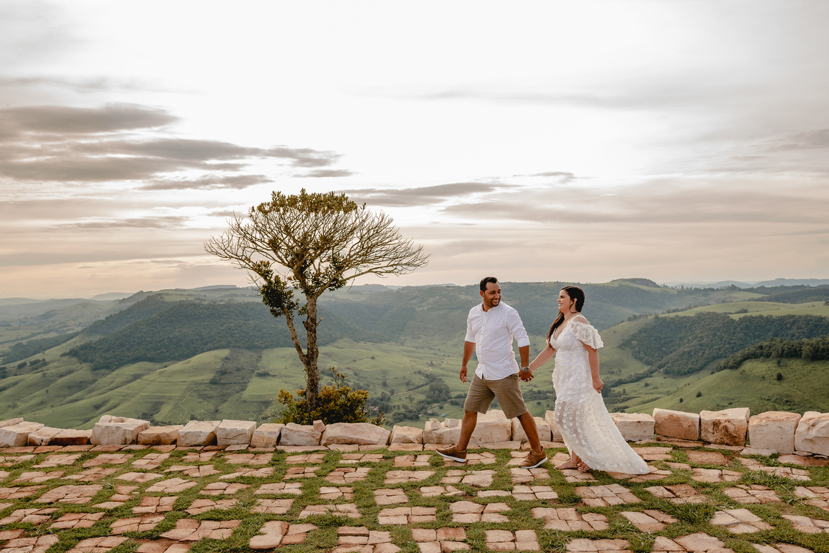 ENSAIO PRÉ-WEDDING MORRO DO GAVIÃO | PRÉ CASAMENTO MORRO DO GAVIÃO |  ENSAIO DE CASAL EM RIBEIRÃO CLARO | ENSAIO DE CASAL | FOTOS CASAL NO POR DO SOL | FOTOGRAFO DE CASAMENTO BAURU-SP | FOTOGRAFO EM BAURU-SP | ENSAIO PRÉ WEDDING NO POR DO SOL  | ENSAIO CA