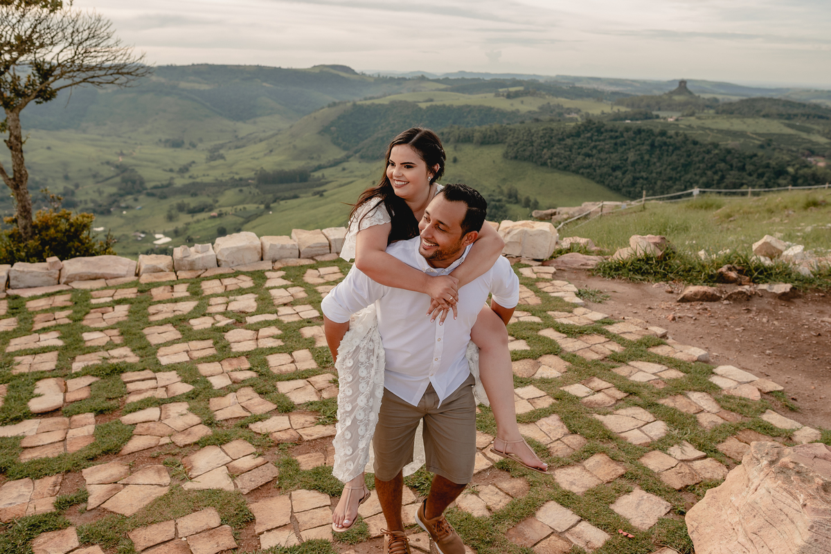 ENSAIO PRÉ-WEDDING MORRO DO GAVIÃO | PRÉ CASAMENTO MORRO DO GAVIÃO |  ENSAIO DE CASAL EM RIBEIRÃO CLARO | ENSAIO DE CASAL | FOTOS CASAL NO POR DO SOL | FOTOGRAFO DE CASAMENTO BAURU-SP | FOTOGRAFO EM BAURU-SP | ENSAIO PRÉ WEDDING NO POR DO SOL  | ENSAIO CA