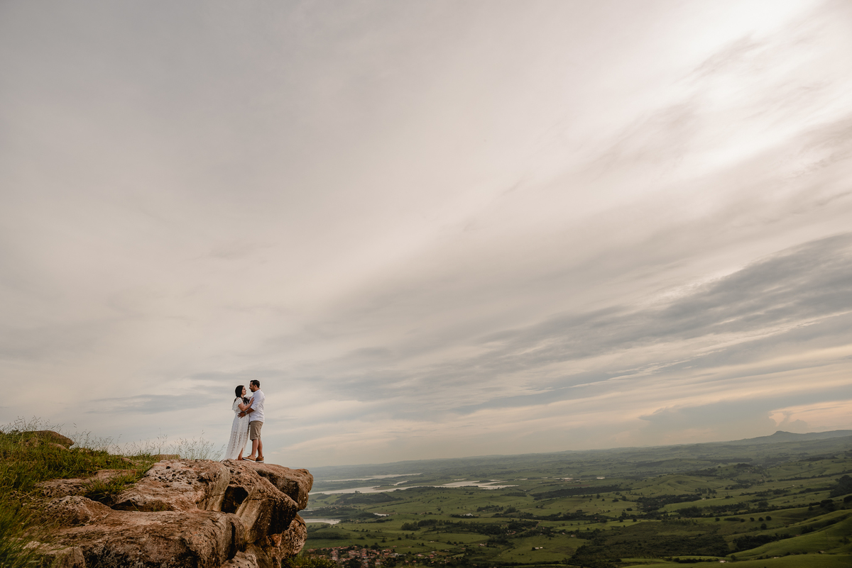 ENSAIO PRÉ-WEDDING MORRO DO GAVIÃO | PRÉ CASAMENTO MORRO DO GAVIÃO |  ENSAIO DE CASAL EM RIBEIRÃO CLARO | ENSAIO DE CASAL | FOTOS CASAL NO POR DO SOL | FOTOGRAFO DE CASAMENTO BAURU-SP | FOTOGRAFO EM BAURU-SP | ENSAIO PRÉ WEDDING NO POR DO SOL  | ENSAIO CA