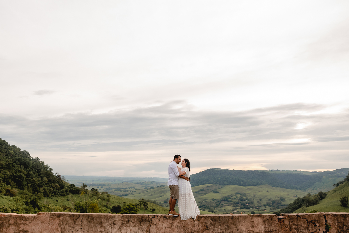 ENSAIO PRÉ-WEDDING MORRO DO GAVIÃO | PRÉ CASAMENTO MORRO DO GAVIÃO |  ENSAIO DE CASAL EM RIBEIRÃO CLARO | ENSAIO DE CASAL | FOTOS CASAL NO POR DO SOL | FOTOGRAFO DE CASAMENTO BAURU-SP | FOTOGRAFO EM BAURU-SP | ENSAIO PRÉ WEDDING NO POR DO SOL  | ENSAIO CA