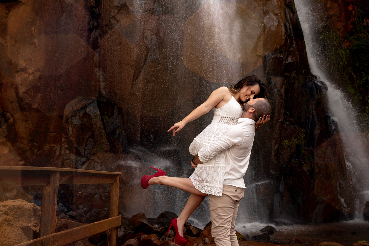 ENSAIO PRÉ-WEDDING RECANTO DAS CACHOEIRAS EM BROTAS-SP | PRÉ CASAMENTO RECANTO DAS CACHOEIRAS BROTAS-SP |  ENSAIO DE CASAL BROTAS-SP | ENSAIO DE CASAL RECANTO DAS CACHOEIRAS | FOTOS CASAL NO POR DO SOL | FOTOGRAFO DE CASAMENTO BAURU-SP | FOTOGRAFO EM BAUR