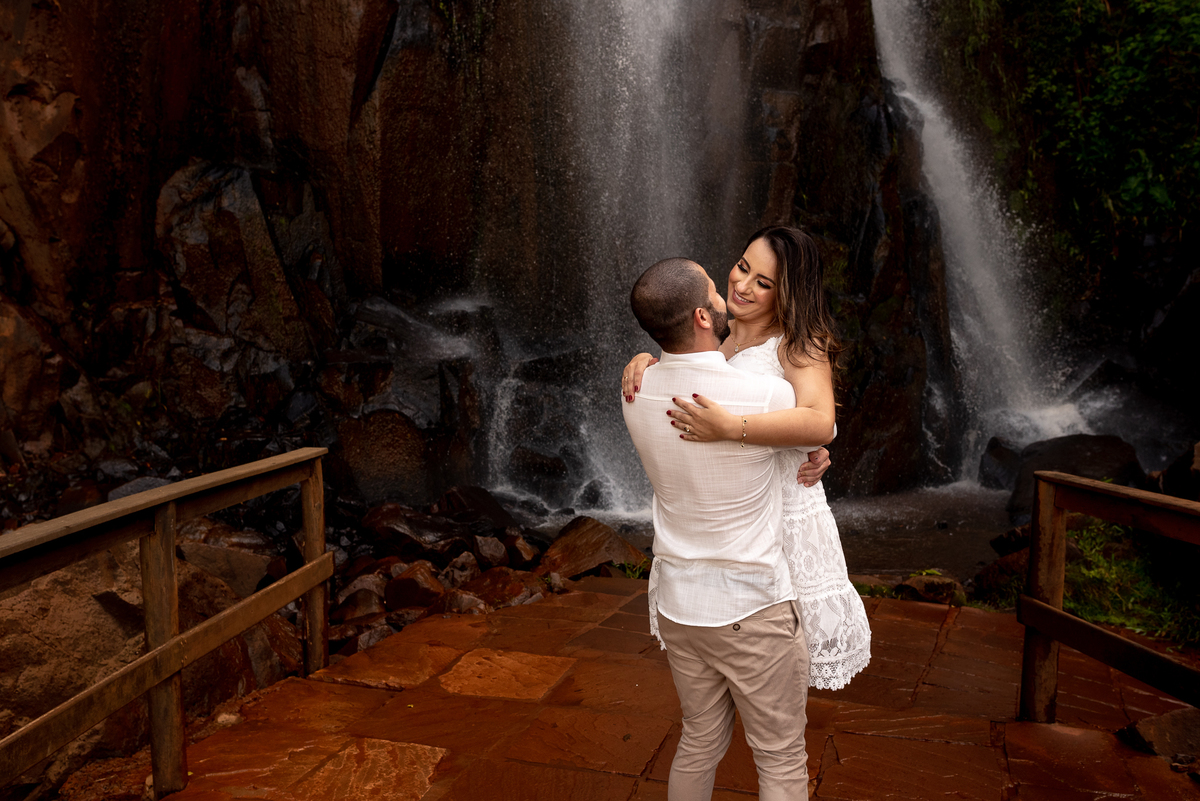 ENSAIO PRÉ-WEDDING RECANTO DAS CACHOEIRAS EM BROTAS-SP | PRÉ CASAMENTO RECANTO DAS CACHOEIRAS BROTAS-SP |  ENSAIO DE CASAL BROTAS-SP | ENSAIO DE CASAL RECANTO DAS CACHOEIRAS | FOTOS CASAL NO POR DO SOL | FOTOGRAFO DE CASAMENTO BAURU-SP | FOTOGRAFO EM BAUR