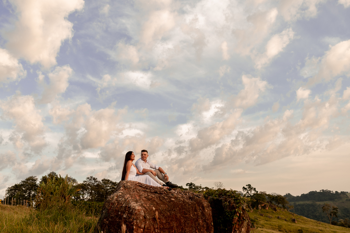 ENSAIO PRÉ-WEDDING GIGANTE ADORMECIDO | PRÉ CASAMENTO PARDINHO-SP |  ENSAIO DE CASAL PRÉ WEDDING | ENSAIO DE CASAL | FOTOS CASAL NO NASCER DO SOL  | FOTOGRAFO DE CASAMENTO BAURU-SP | FOTOGRAFO EM BAURU-SP | ENSAIO PRÉ WEDDING NO NASCER DO   | ENSAIO CASAL