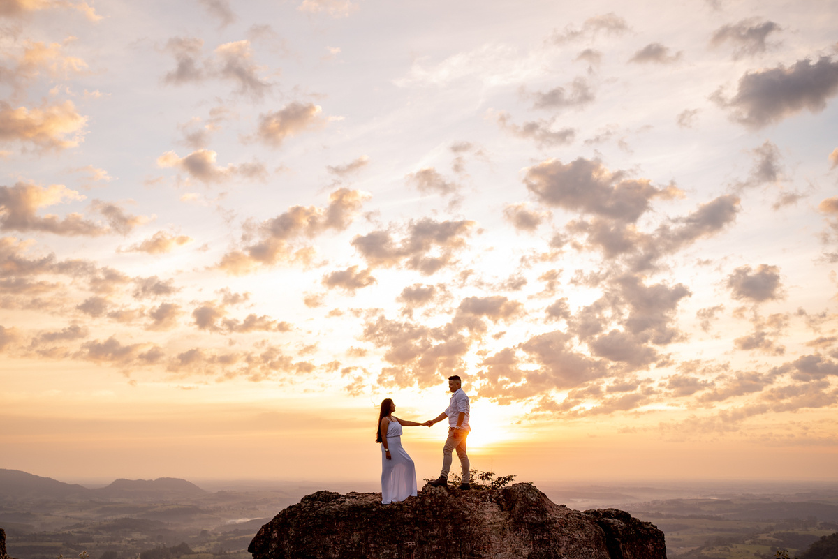ENSAIO PRÉ-WEDDING GIGANTE ADORMECIDO | PRÉ CASAMENTO PARDINHO-SP |  ENSAIO DE CASAL PRÉ WEDDING | ENSAIO DE CASAL | FOTOS CASAL NO NASCER DO SOL  | FOTOGRAFO DE CASAMENTO BAURU-SP | FOTOGRAFO EM BAURU-SP | ENSAIO PRÉ WEDDING NO NASCER DO   | ENSAIO CASAL