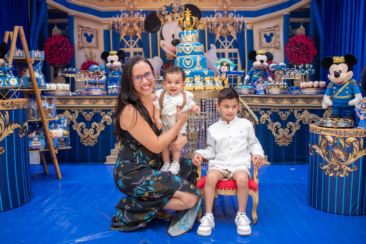 Foto de festa infantil com decoração colorida, bolo temático e crianças sorrindo, capturada por fotógrafo profissional especializado em eventos infantis.