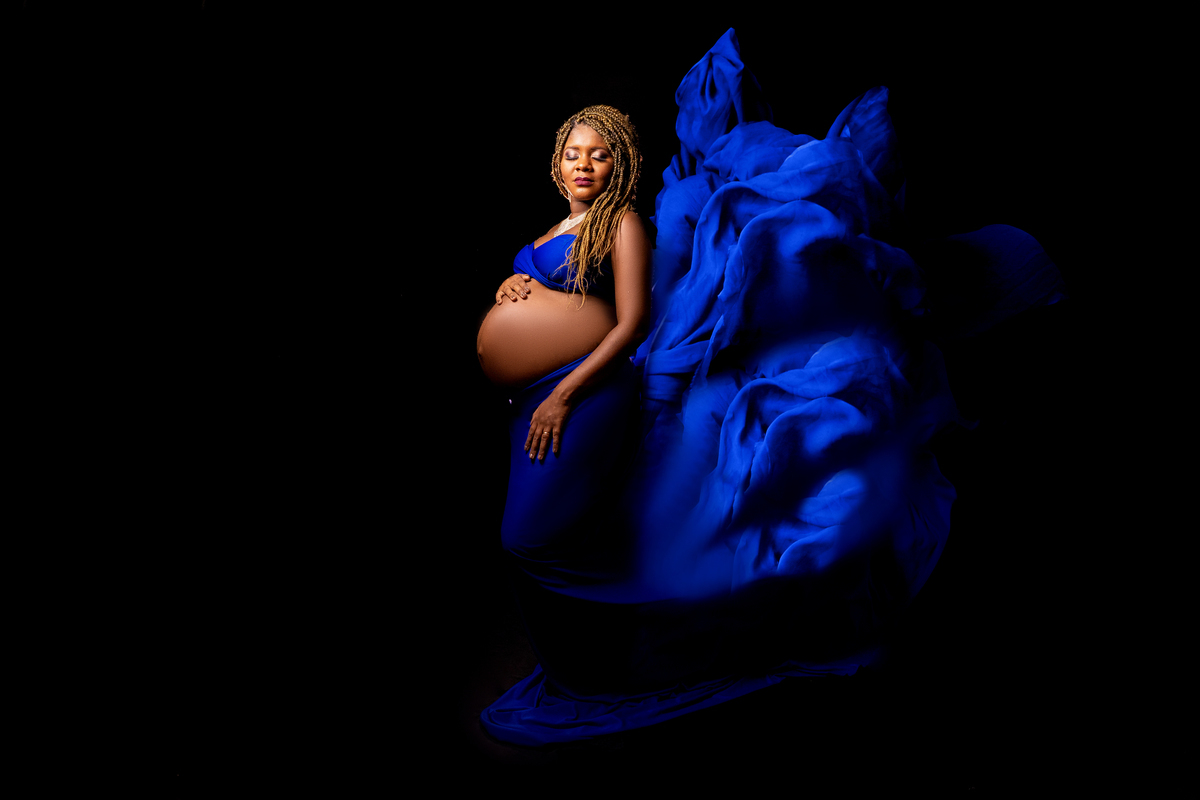 Com tecido esvoaçante na cor azul, Larissa Lacerda adorna sua figura radiante enquanto aguarda o milagre da vida. O movimento suave do tecido captura a essência da maternidade e transmite uma sensação de liberdade e serenidade.