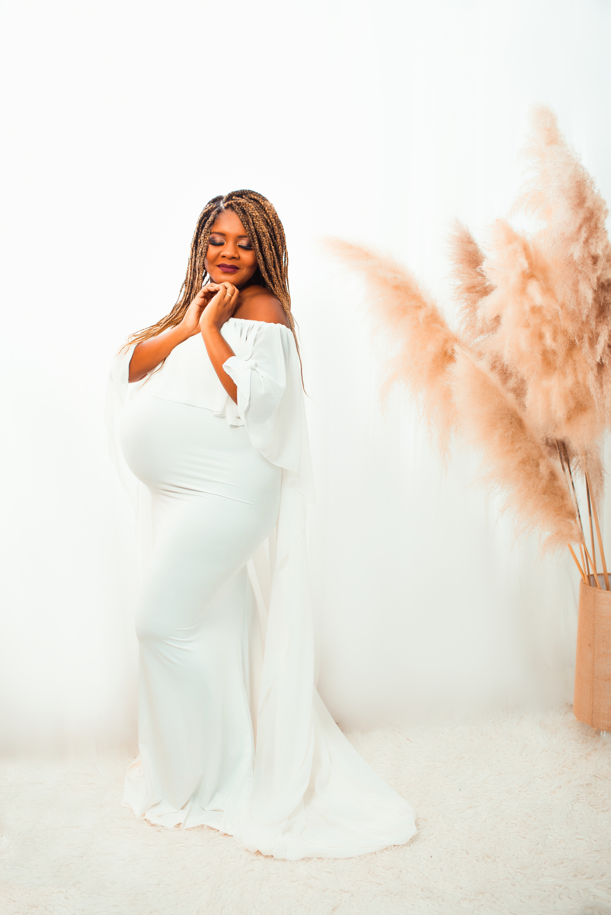 Envolvida por um cenário clean, Larissa Lacerda revela a beleza atemporal da maternidade em cada pose delicadamente escolhida. Com seu vestido branco, ela exala uma aura de serenidade e serenidade enquanto aguarda a chegada de seu bebê.