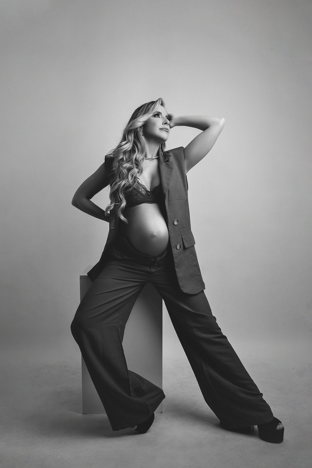 Ensaio gestante preto e branco em Estúdio em Belo Horizonte