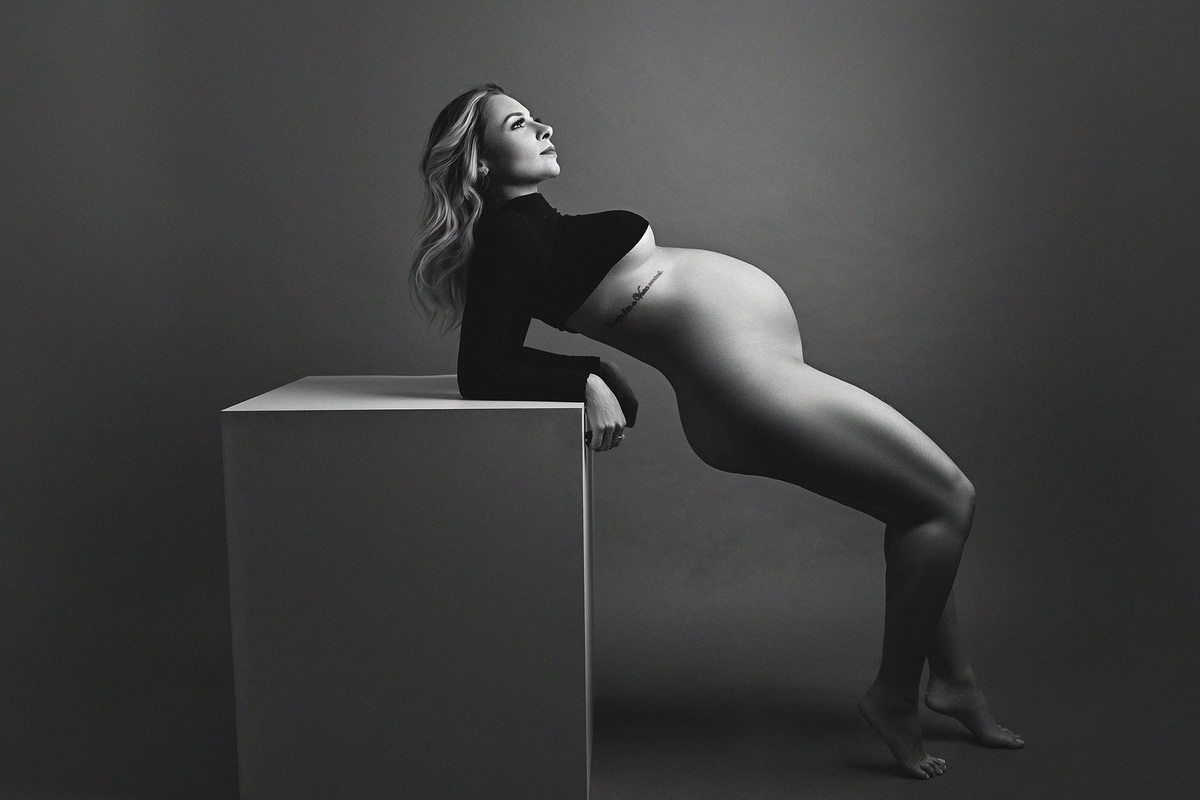 Ensaio gestante preto e branco em estúdio em Belo Horizonte