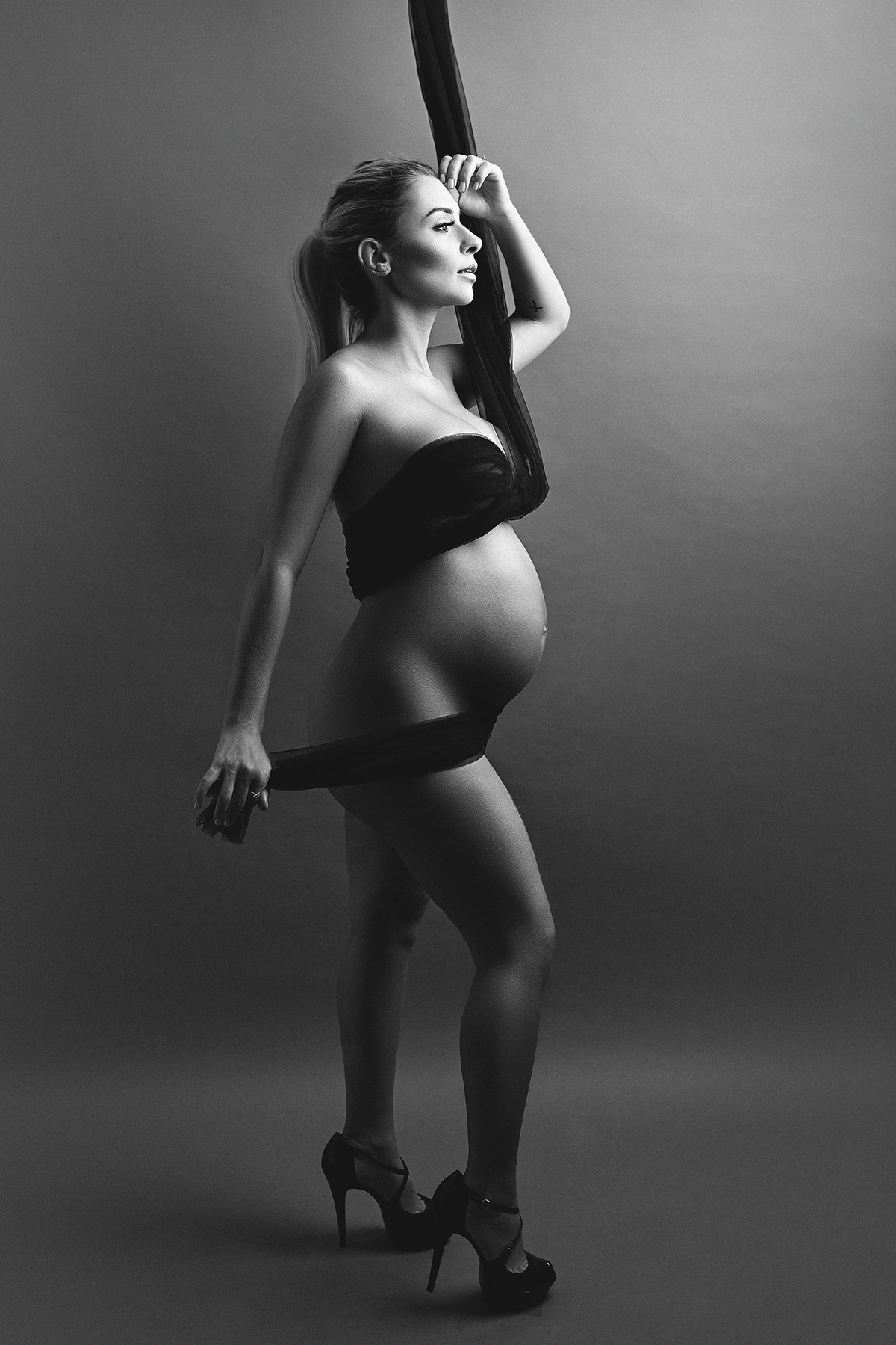 Ensaio gestante preto e branco em estúdio em Belo Horizonte