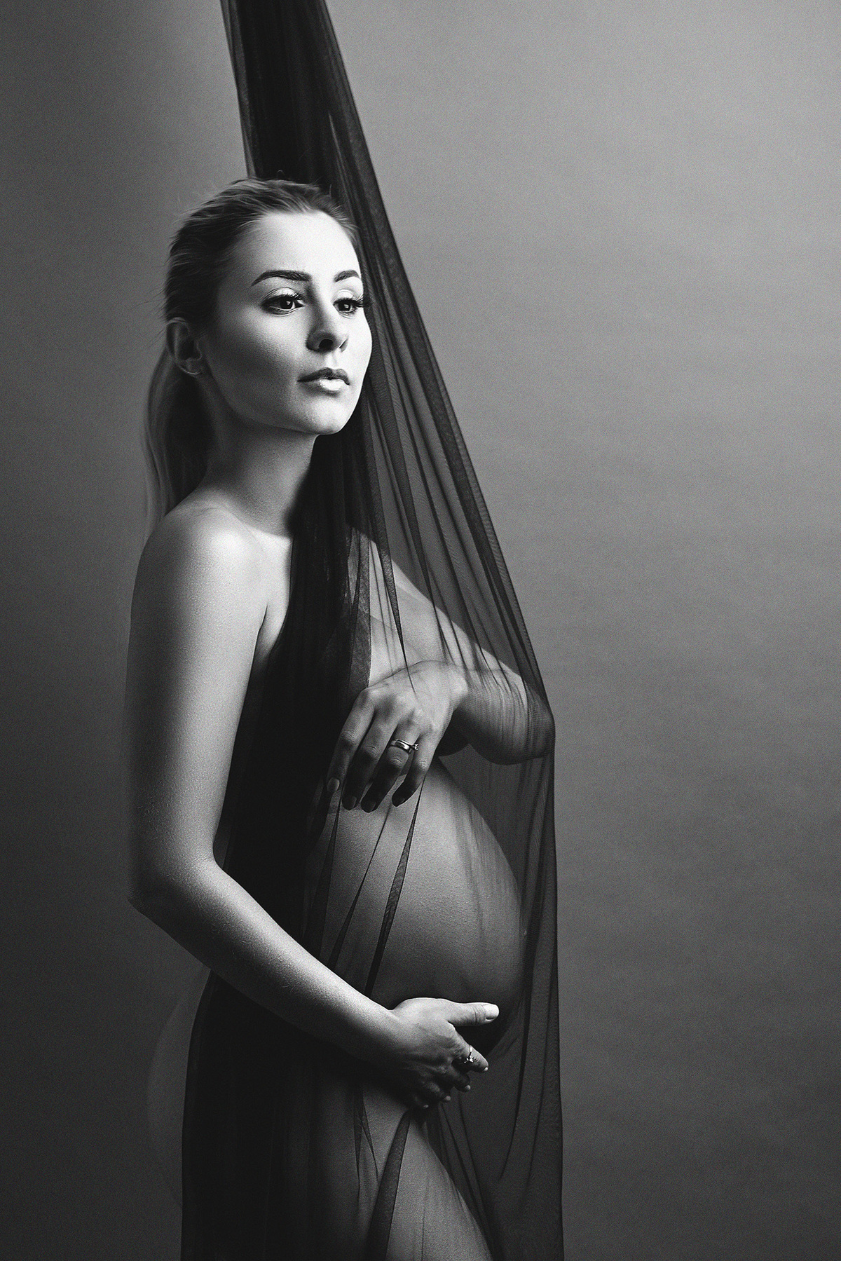 Ensaio gestante preto e branco em estúdio em Belo Horizonte