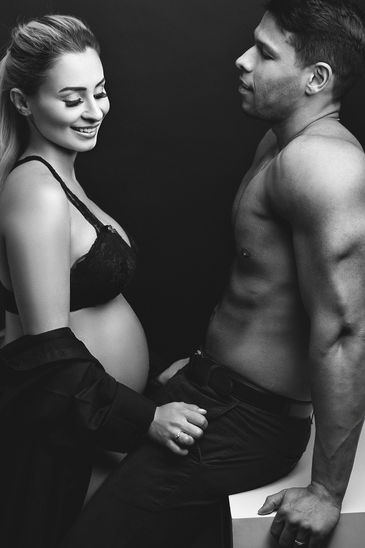 Ensaio gestante preto e branco em estúdio em Belo Horizonte