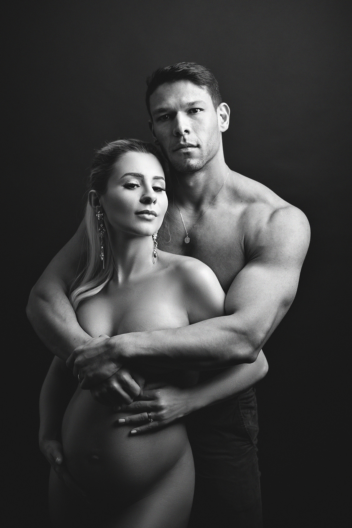 Ensaio gestante preto e branco em estúdio em Belo Horizonte