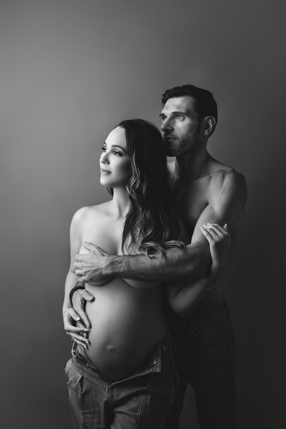 Ensaio gestante preto e branco em estúdio em Belo Horizonte