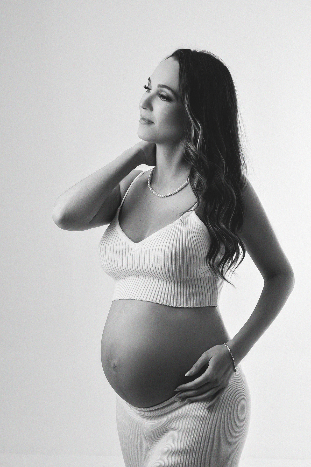 Ensaio gestante preto e branco em estúdio em Belo Horizonte