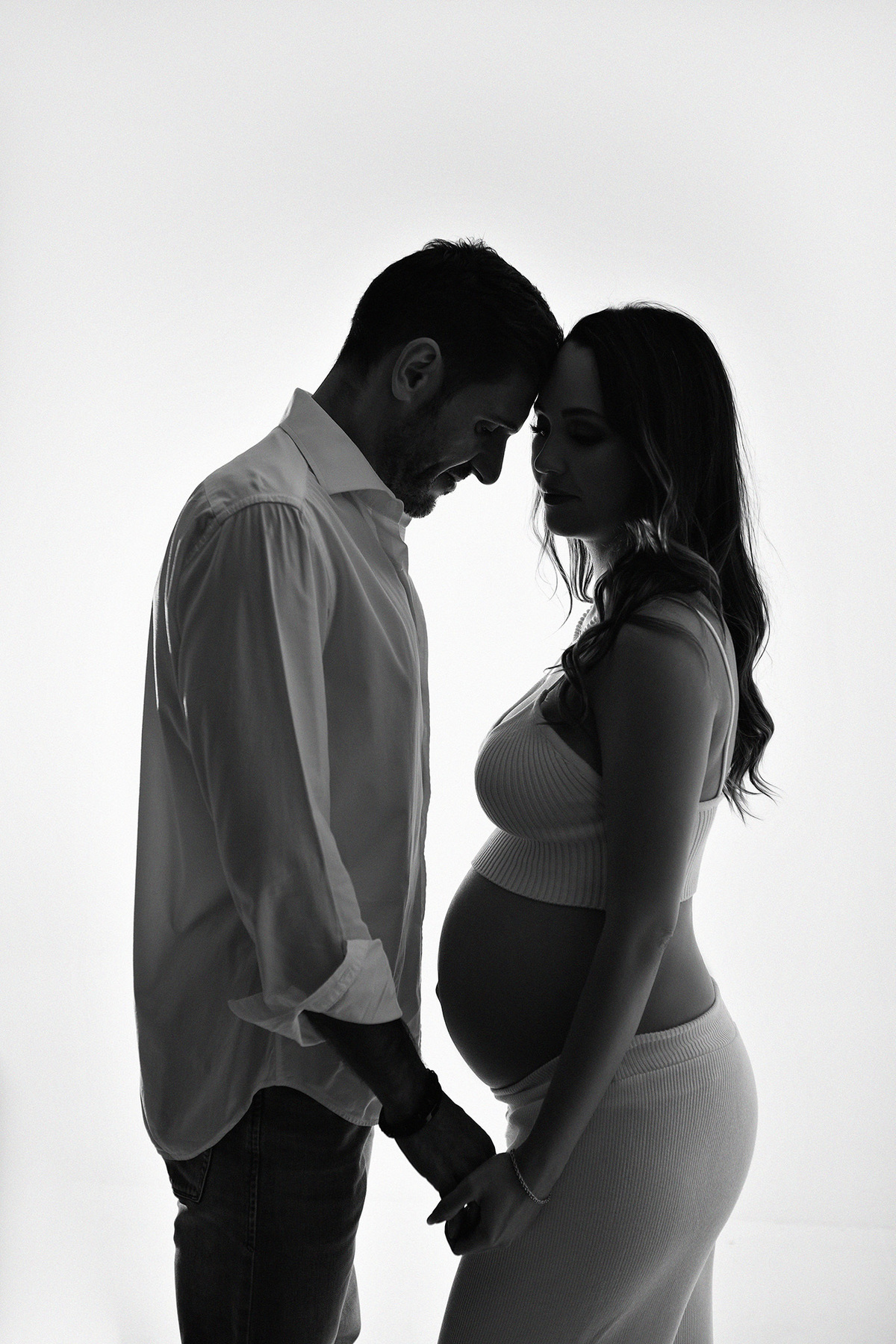 Ensaio gestante preto e branco em estúdio em Belo Horizonte
