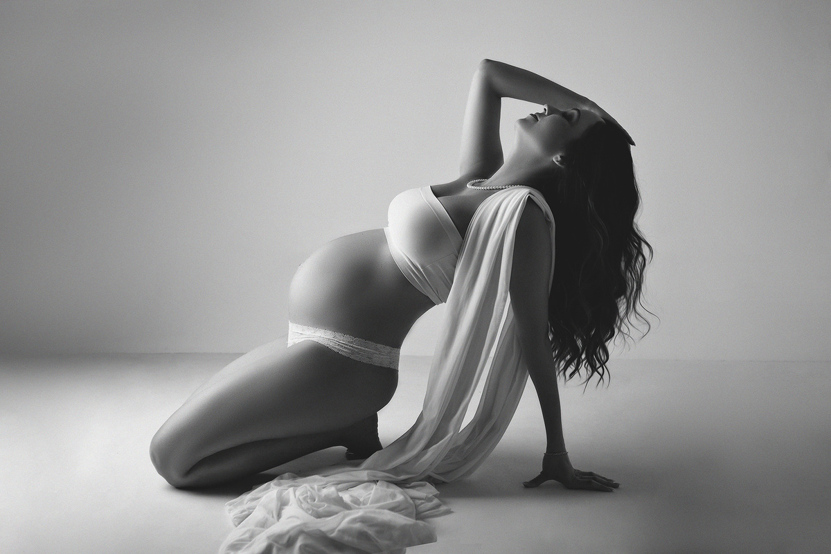 Ensaio gestante preto e branco em estúdio em Belo Horizonte