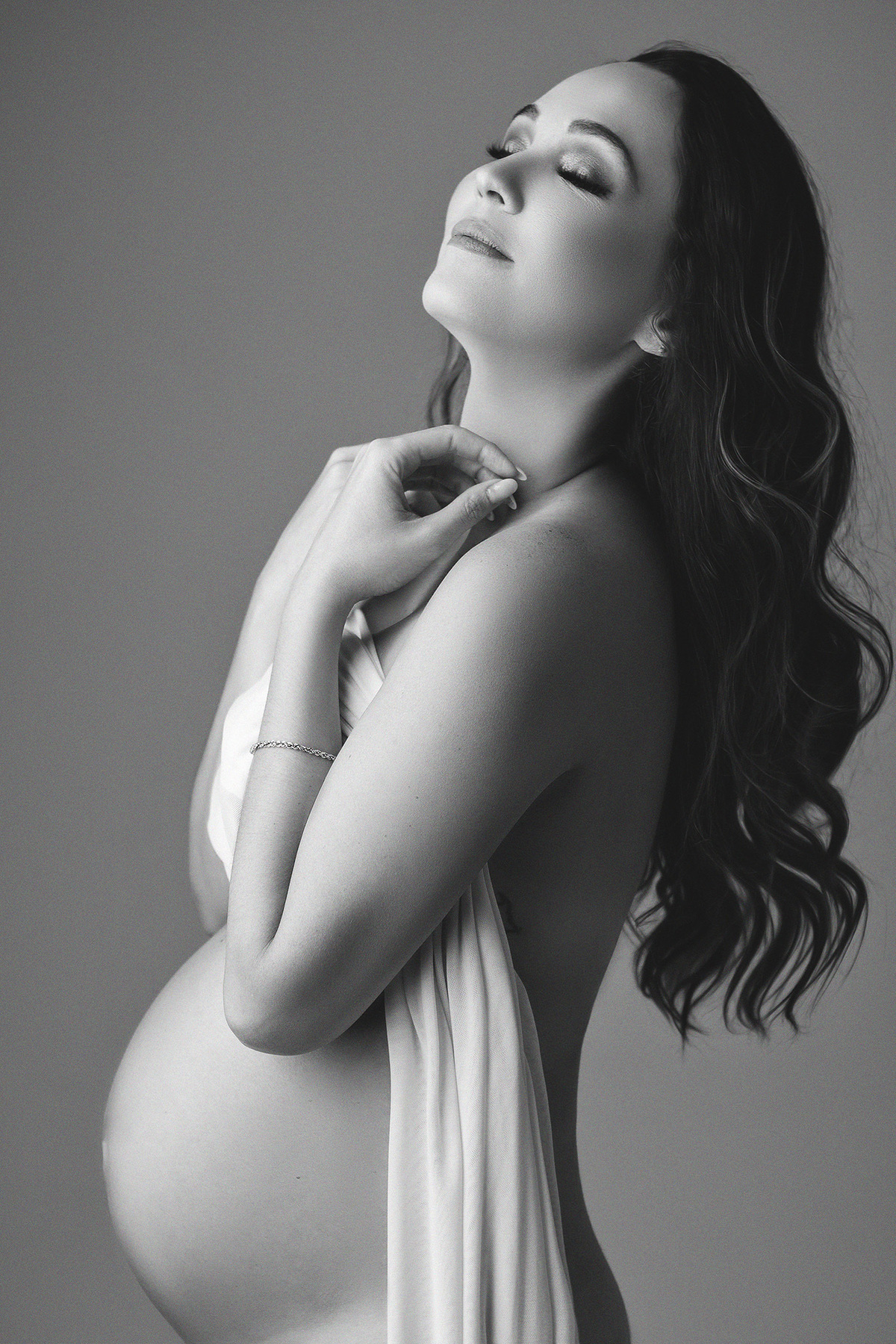 Ensaio gestante preto e branco em estúdio em Belo Horizonte