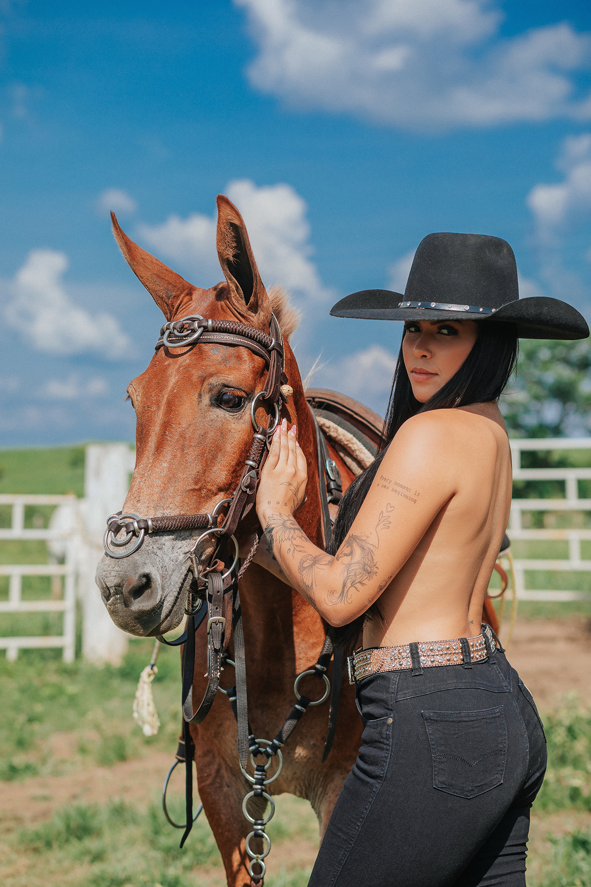 ensaio, flaviomarques, fotografo, Xinguara, Ourilândia, ensaio, sensual, mulher, mula, country, cavalo, mla, fazenda, mulher, maquiagem, blogueira, fotografo, fláviio, marques, fotografo flávio, fotos, estudio, luz, fotos, country, fotos com cavalos