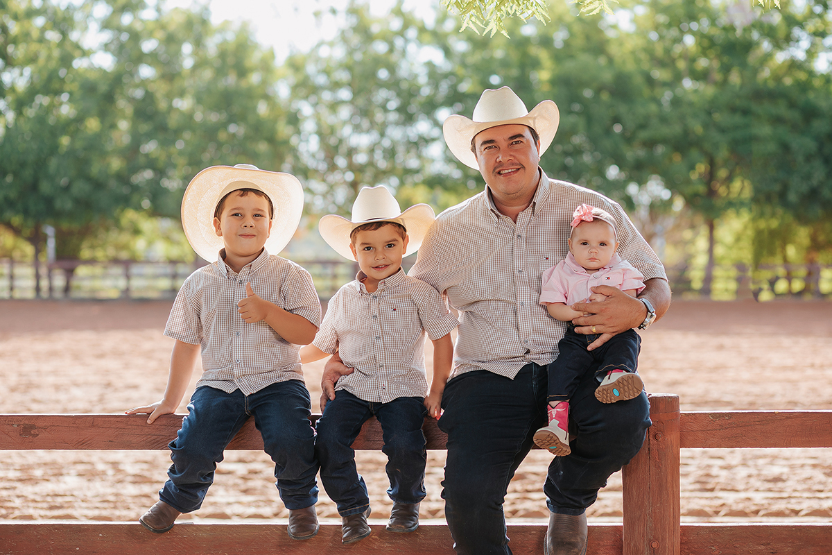 ensaio, familia, xinguara, celeiro, farm, roupas, loja, fax, 2023, ensaio, familia, crianças, casal, cowntry