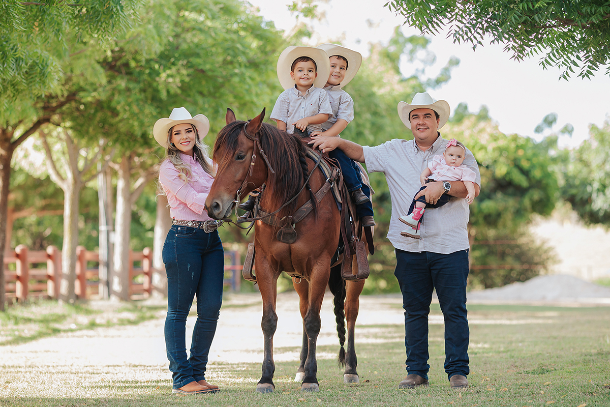 ensaio, familia, xinguara, celeiro, farm, roupas, loja, fax, 2023, ensaio, familia, crianças, casal, cowntry