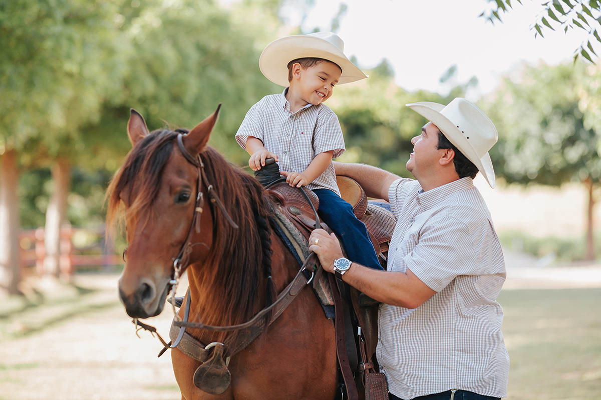 ensaio, familia, xinguara, celeiro, farm, roupas, loja, fax, 2023, ensaio, familia, crianças, casal, cowntry