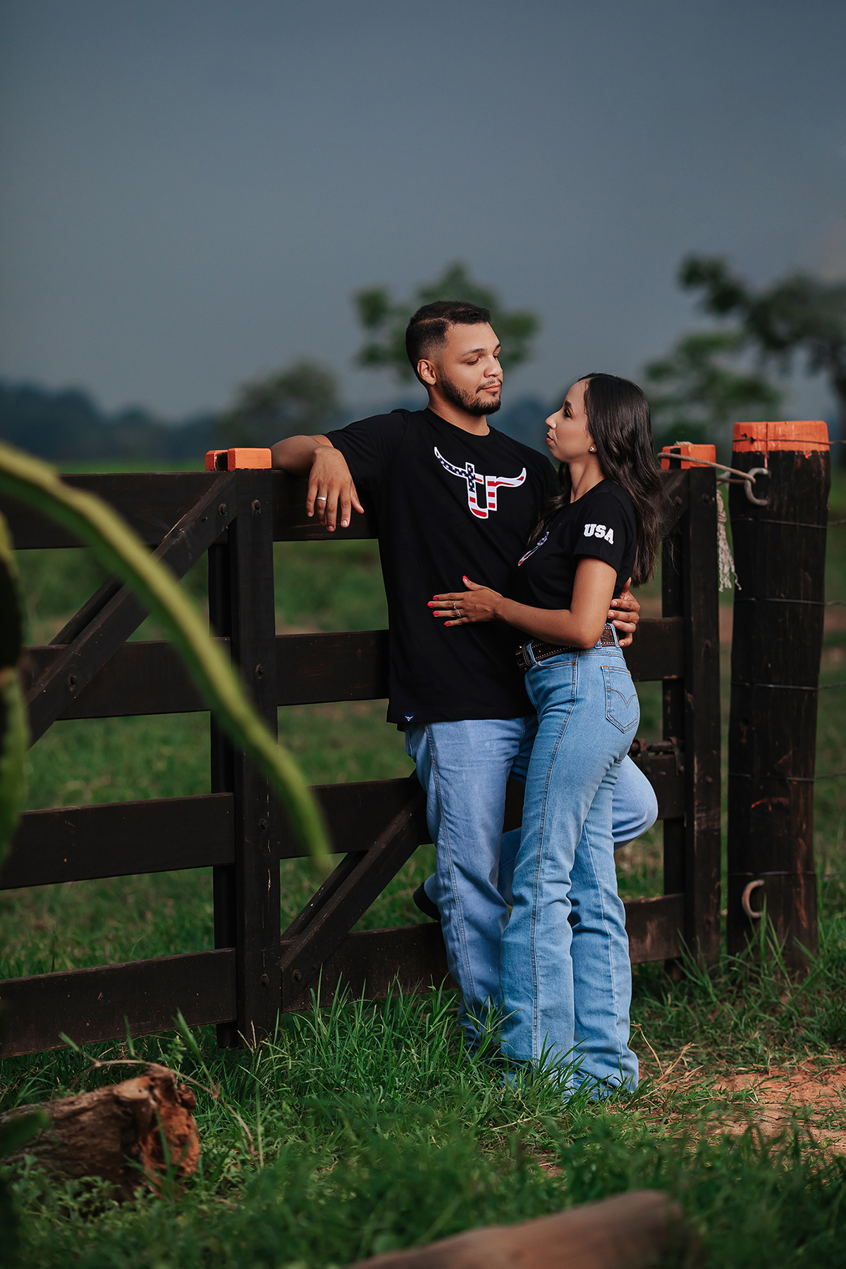 casal, xinguara, bruna, gabriel, ensaio casal, fotos, ensaio externo, fotografia, flavio, marques, casal, abraçando, xinguara, externo, fazenda, real ranch,