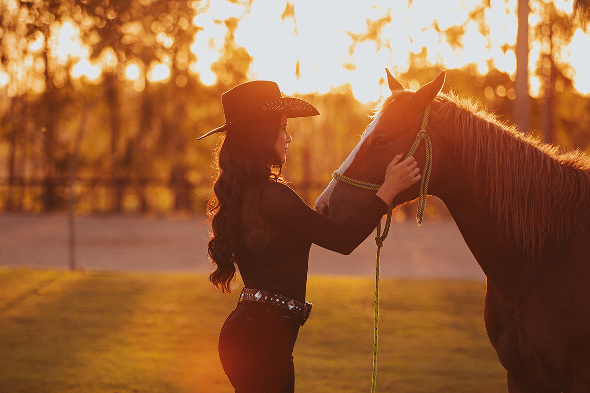alline, teixeira, ensaio, fotográfico, xinguara, flaviomarques, fotografias, sensual, country, mulher, sexy, cavalos, fim do dia, por do sol, sol, verão, rainha, fax, 2024