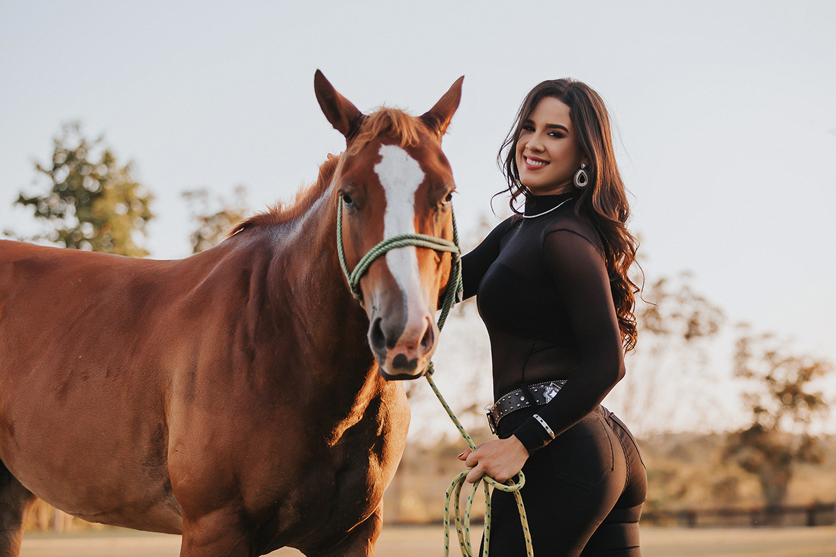 alline, teixeira, ensaio, fotográfico, xinguara, flaviomarques, fotografias, sensual, country, mulher, sexy, cavalos, fim do dia, por do sol, sol, verão, rainha, fax, 2024