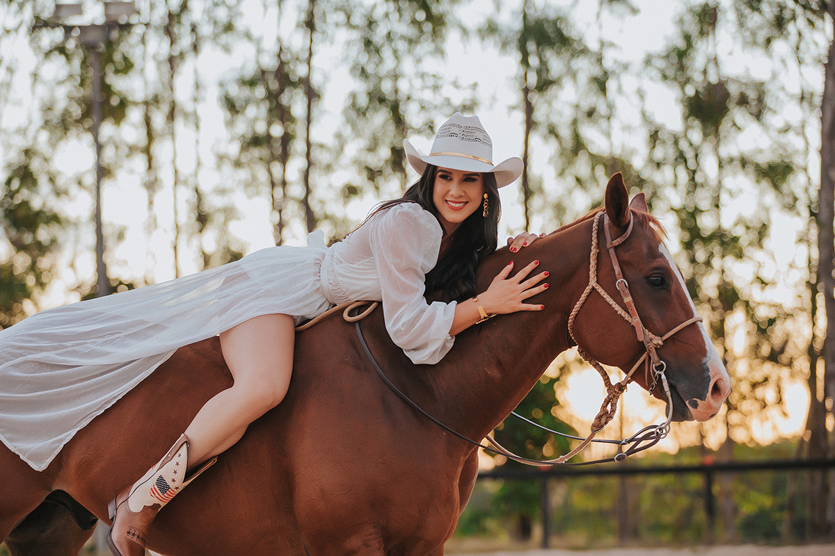 alline, teixeira, ensaio, fotográfico, xinguara, flaviomarques, fotografias, sensual, country, mulher, sexy, cavalos, fim do dia, por do sol, sol, verão, rainha, fax, 2024
