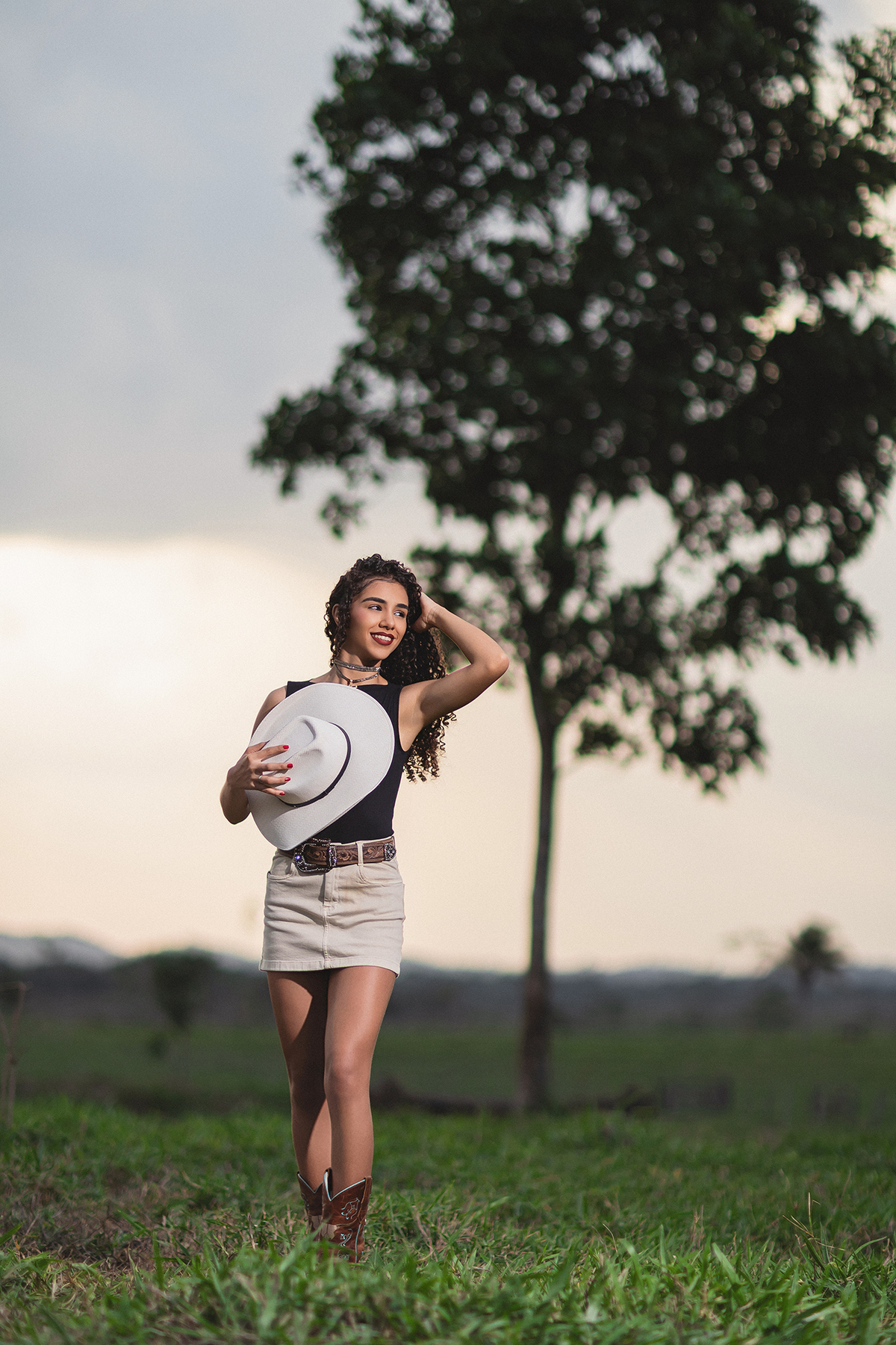 ensaio, feminino, ourilândia do norte, pará, fotógrafo flavio marques, xinguara, pará, cop30, ensaio, cowntry, fazenda, fim de tarde, por do sol, ensaio, trator, mulher, sorriso, maquiagem, cabelo, animais, cavalos, 