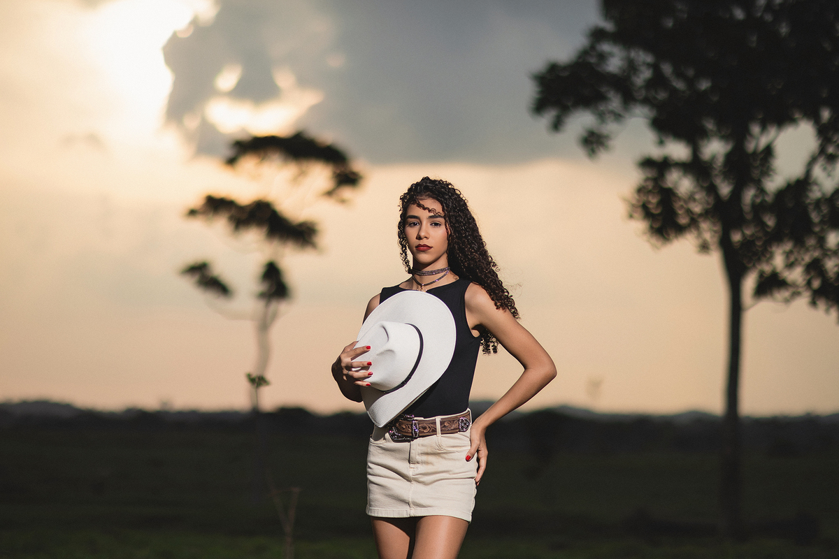 ensaio, feminino, ourilândia do norte, pará, fotógrafo flavio marques, xinguara, pará, cop30, ensaio, cowntry, fazenda, fim de tarde, por do sol, ensaio, trator, mulher, sorriso, maquiagem, cabelo, animais, cavalos, 
