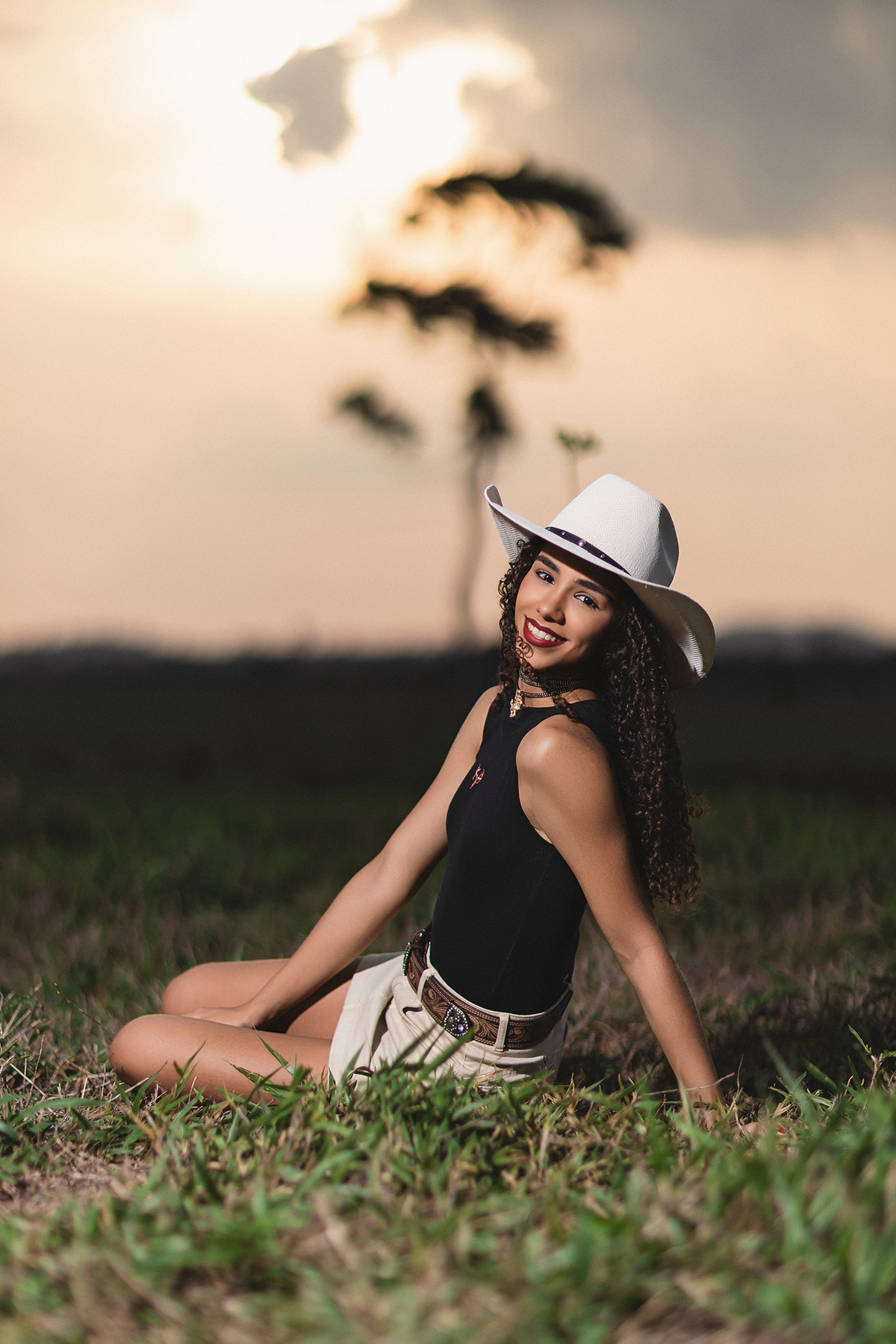 ensaio, feminino, ourilândia do norte, pará, fotógrafo flavio marques, xinguara, pará, cop30, ensaio, cowntry, fazenda, fim de tarde, por do sol, ensaio, trator, mulher, sorriso, maquiagem, cabelo, animais, cavalos, 
