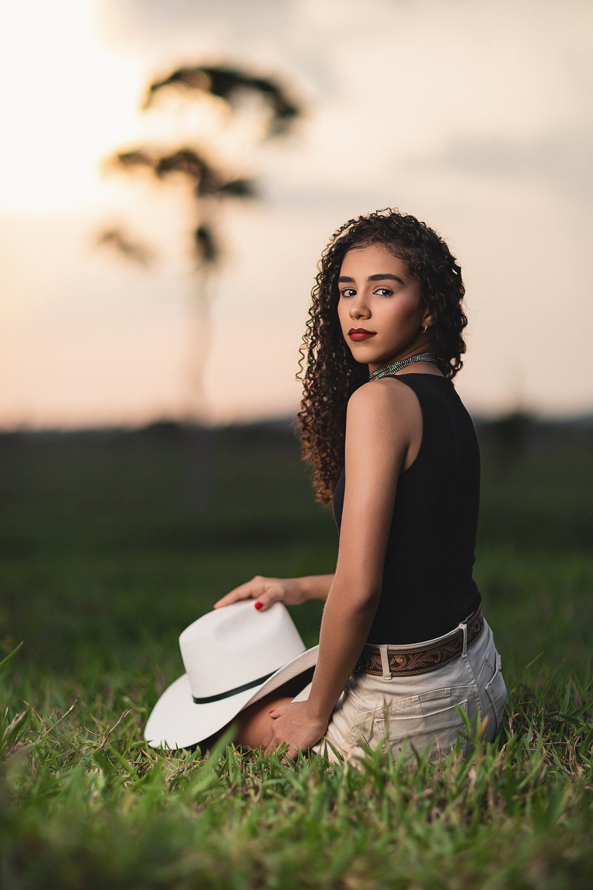 ensaio, feminino, ourilândia do norte, pará, fotógrafo flavio marques, xinguara, pará, cop30, ensaio, cowntry, fazenda, fim de tarde, por do sol, ensaio, trator, mulher, sorriso, maquiagem, cabelo, animais, cavalos, 
